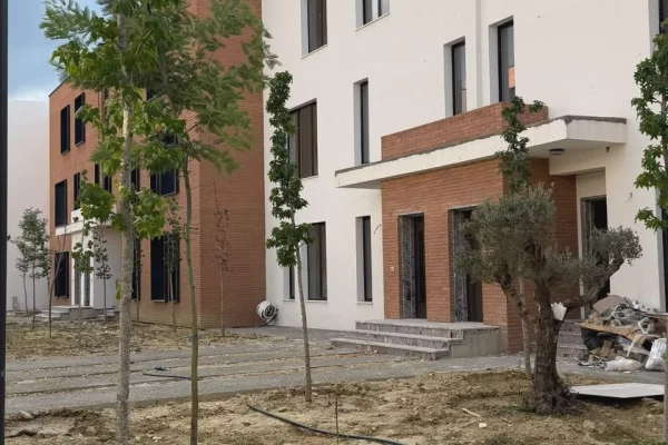 Shtepi ne shitje Vila Luksoze ne Tirane, 3+1, Mobilimi Bosh, pa mobiluar, Pagesa 630,000  Euro.