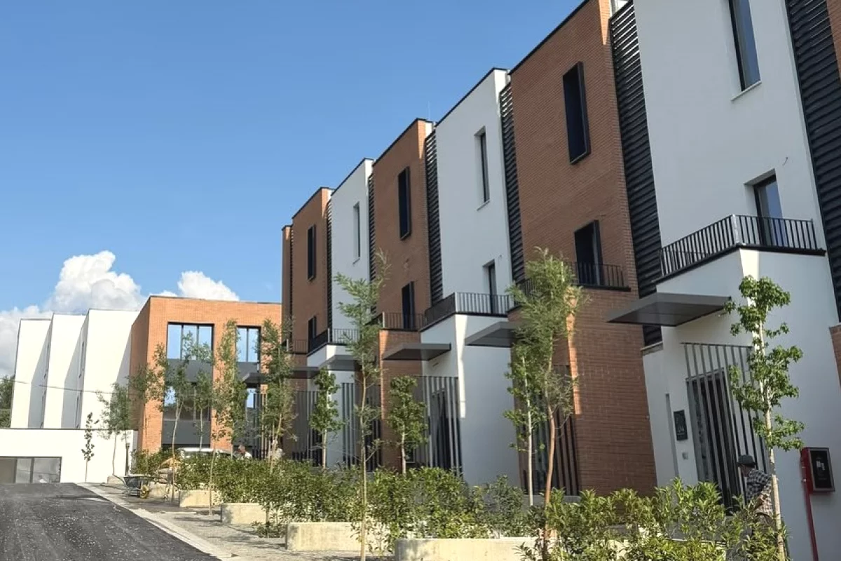 Shtepi ne shitje Vila Luksoze ne Tirane, 3+1, Mobilimi Bosh, pa mobiluar, Pagesa 630,000  Euro.