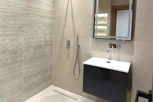 Shtepi ne shitje Apartament ne Tirane, 2+1, Mobilimi Bosh, pa mobiluar, Pagesa 670,000  Euro.