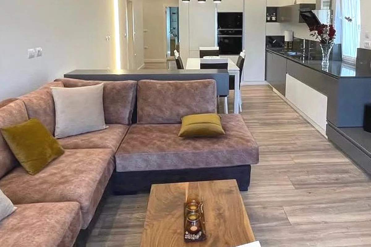 Shtepi me qera Apartament ne Tirane, 3+1, Mobilimi E mobiluar, Pagesa 130,000  Leke.