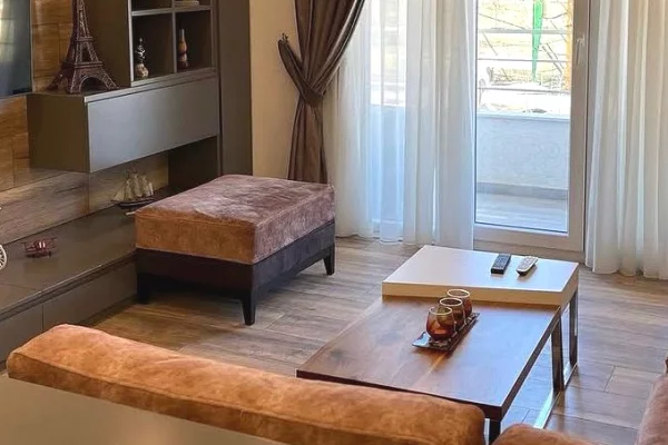 Shtepi me qera Apartament ne Tirane, 3+1, Mobilimi E mobiluar, Pagesa 130,000  Leke.
