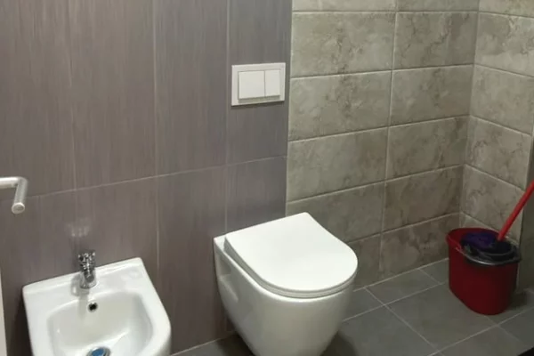 Shtepi me qera Apartament ne Tirane, 2+1, Mobilimi E mobiluar, Pagesa 80,000  Leke.