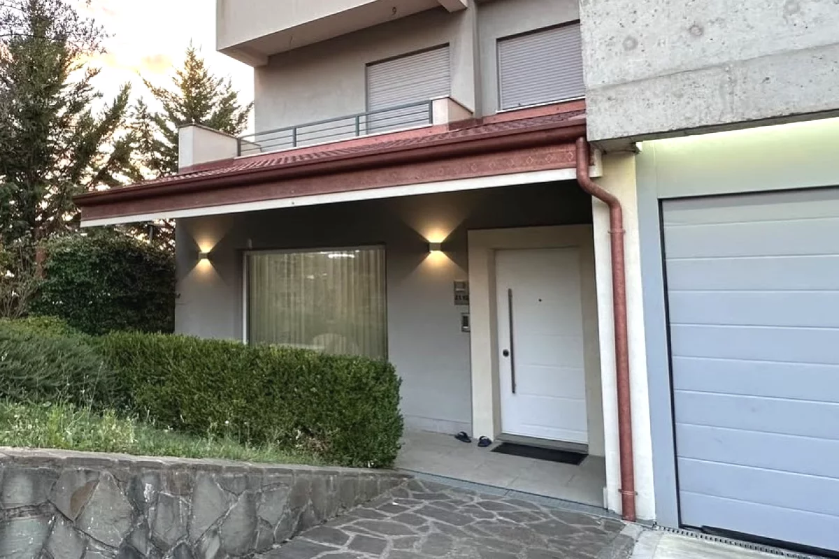 Shtepi ne shitje Vila Luksoze ne Tirane, 4+1, Mobilimi E mobiluar, Pagesa 900,000  Euro.