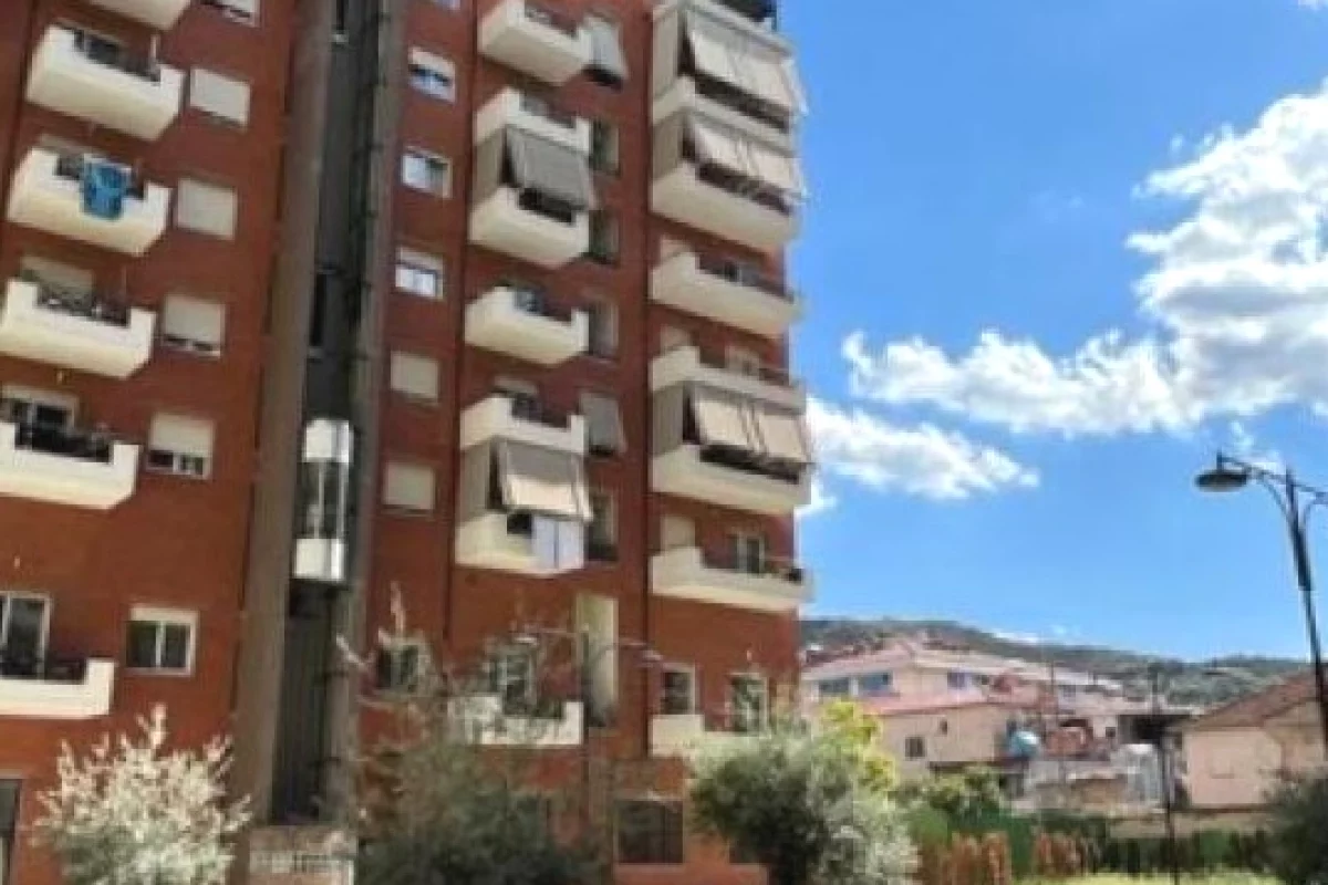 Shtepi ne shitje Duplex(shtepi me 2 kate) ne Tirane, 2+1, Mobilimi Bosh, pa mobiluar, Pagesa 170,000  Euro.