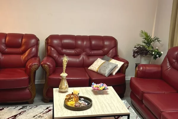 Shtepi me qera Apartament ne Tirane, 2+1, Mobilimi E mobiluar, Pagesa 90,000  Leke.