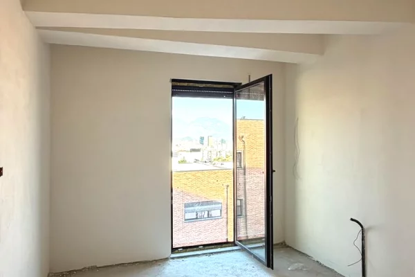 Shtepi ne shitje Apartament ne Tirane, 2+1, Mobilimi Bosh, pa mobiluar, Pagesa 365,000  Euro.