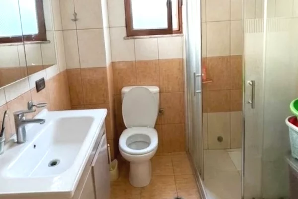 Shtepi me qera Apartament ne Tirane, 2+1, Mobilimi E mobiluar, Pagesa 50,000  Leke.