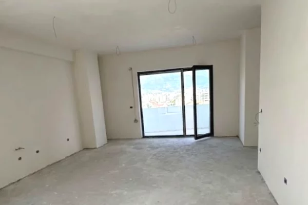 Shtepi ne shitje Apartament ne Tirane, 2+1, Mobilimi Bosh, pa mobiluar, Pagesa 209,800  Euro.