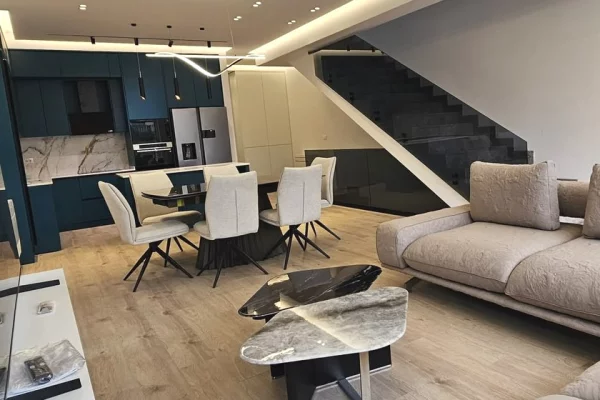 Shtepi me qera Vila Luksoze ne Tirane, 3+1, Mobilimi E mobiluar, Pagesa 100  Euro.