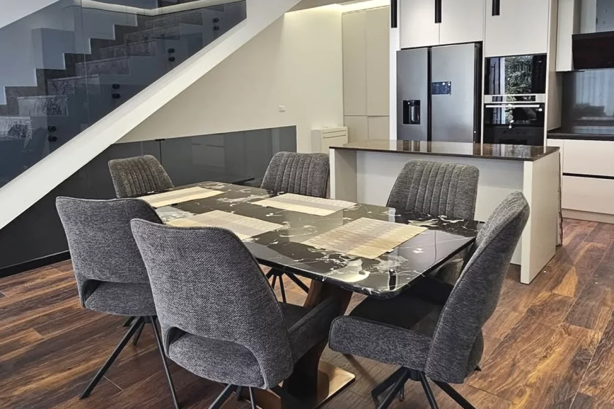 Shtepi me qera Apartament ne Tirane, 3+1, Mobilimi E mobiluar, Pagesa 4,000  Euro.