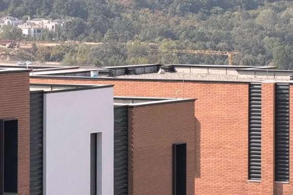 Shtepi ne shitje Apartament ne Tirane, 3+1, Mobilimi Bosh, pa mobiluar, Pagesa 630,000  Euro.
