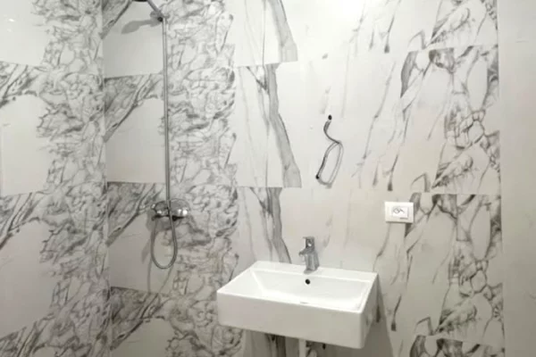 Shtepi ne shitje Apartament ne Tirane, 3+1, Mobilimi Bosh, pa mobiluar, Pagesa 403,800  Euro.