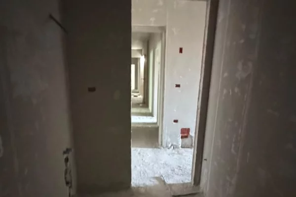 Shtepi ne shitje Apartament ne Tirane, Garsoniere, Mobilimi Bosh, pa mobiluar, Pagesa 61,295  Euro.