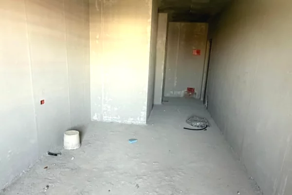 Shtepi ne shitje Apartament ne Tirane, Garsoniere, Mobilimi Bosh, pa mobiluar, Pagesa 61,295  Euro.