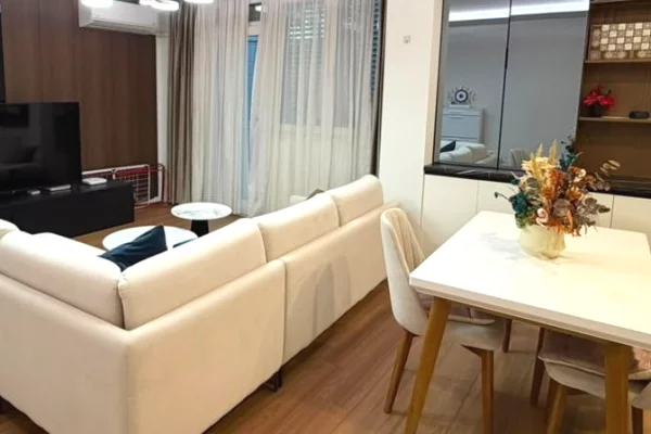 Shtepi me qera Apartament ne Tirane, 2+1, Mobilimi E mobiluar, Pagesa 800  Euro.