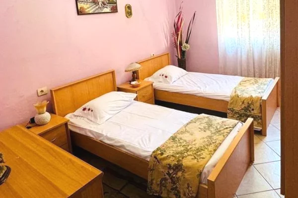 Shtepi me qera Apartament ne Tirane, 2+1, Mobilimi E mobiluar, Pagesa 55,000  Leke.