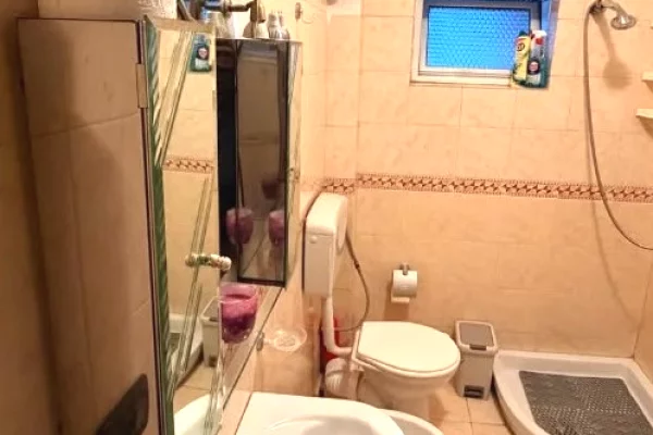 Shtepi ne shitje Apartament ne Tirane, 2+1, Mobilimi E mobiluar, Pagesa 550  Euro.