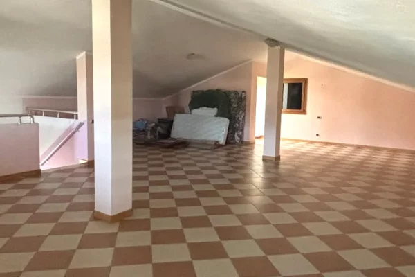 Shtepi ne shitje Apartament ne Tirane, 3+1, Mobilimi E mobiluar, Pagesa 300,000  Euro.