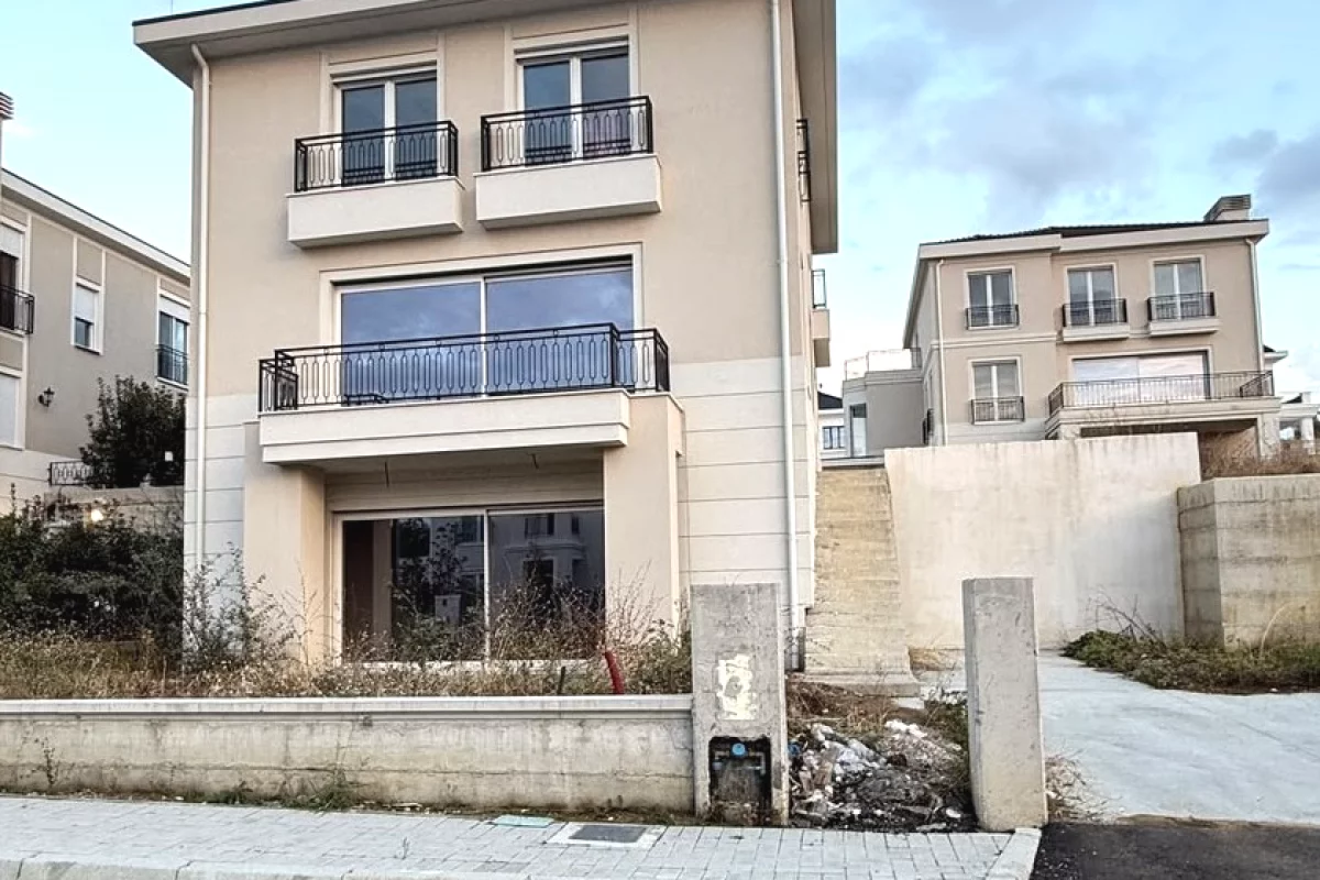 Luxury villas for sale in Tirana 4+1, Emty