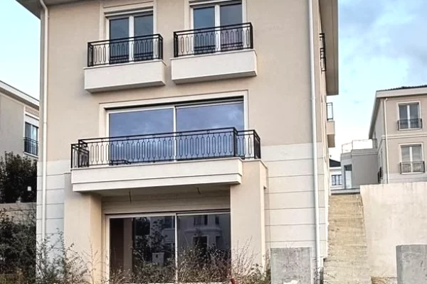 🏡 SHITET VILË LUKSOZE 3-KATËSHE ME PISHINË | COLLINA VERDE ✨🌿