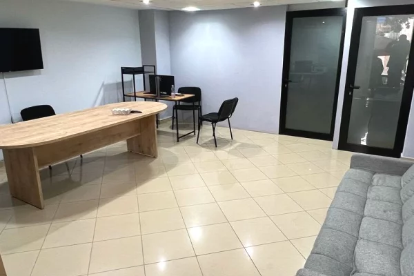 Ambient biznesi me qera 3+1 ne Tirane - 100,000 Leke