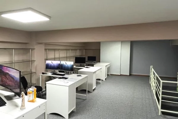 🏢 AMBIENT BIZNESI DUPLEX ME QIRA – QYTET STUDENTI 🔑