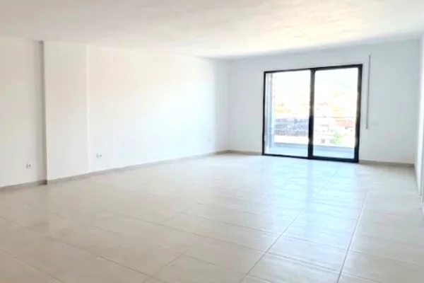 Shtepi ne shitje Apartament ne Tirane, 3+1, Mobilimi Bosh, pa mobiluar, Pagesa 229,650  Euro.