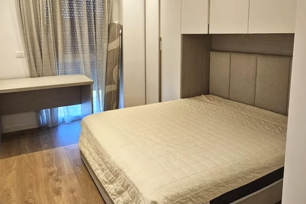 Shtepi me qera Apartament ne Tirane, 2+1, Mobilimi E mobiluar, Pagesa 1,200  Euro.