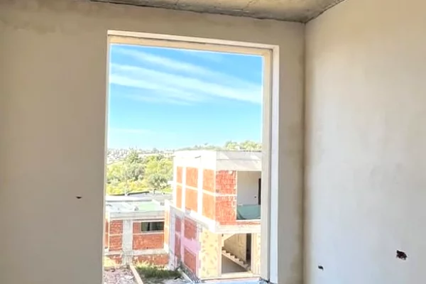 Shtepi ne shitje Vila Luksoze ne Tirane, 4+1, Mobilimi Bosh, pa mobiluar, Pagesa 548,000  Euro.