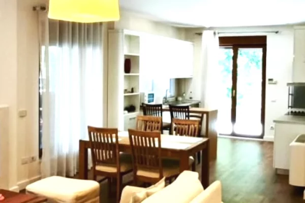 Shtepi me qera Vila Luksoze ne Tirane, 3+1, Mobilimi E mobiluar, Pagesa 2,000  Euro.