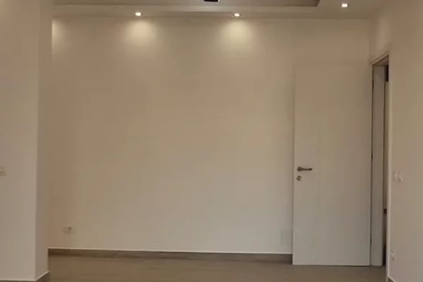 Ambient biznesi me qera 3+1 ne Tirane - 1,400 Euro