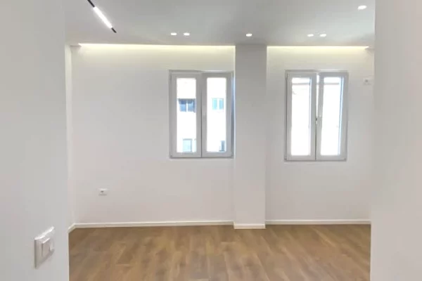 Shtepi ne shitje Apartament ne Tirane, Garsoniere, Mobilimi Bosh, pa mobiluar, Pagesa 98,000  Euro.
