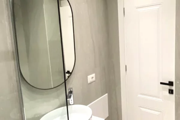 Shtepi ne shitje Apartament ne Tirane, Garsoniere, Mobilimi Bosh, pa mobiluar, Pagesa 98,000  Euro.