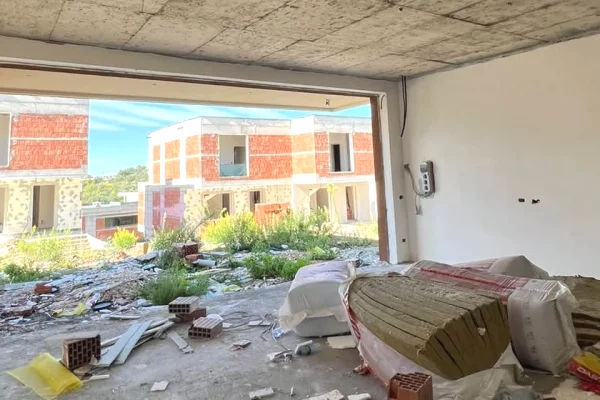 Shtepi ne shitje Vila Luksoze ne Tirane, 4+1, Mobilimi Bosh, pa mobiluar, Pagesa 548,000  Euro.