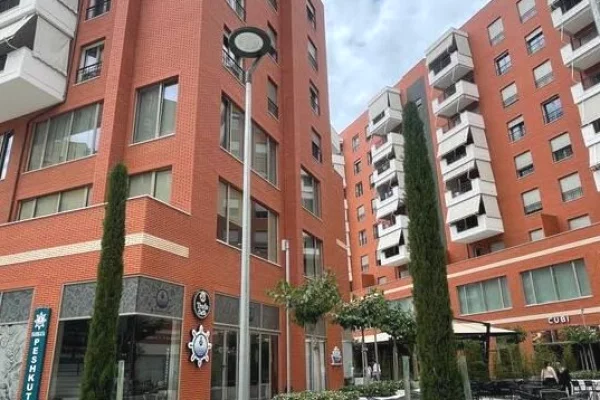 Shtepi me qera Apartament ne Tirane, 3+1, Mobilimi E mobiluar, Pagesa 1,000  Euro.