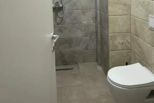 Shtepi me qera Apartament ne Tirane, 2+1, Mobilimi E mobiluar, Pagesa 75,000  Leke.