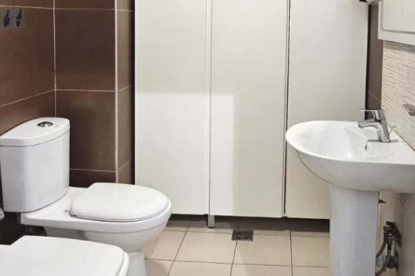 🏢 JEPET ME QIRA AMBIENT ZYRASH – KOMUNA E PARISIT
