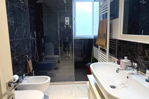 Shtepi ne shitje Apartament ne Tirane, 3+1, Mobilimi E mobiluar, Pagesa 565,000  Euro.
