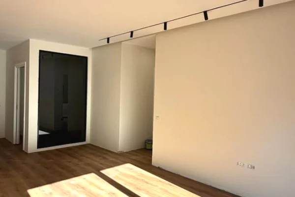Shtepi ne shitje Apartament ne Tirane, 2+1, Mobilimi Bosh, pa mobiluar, Pagesa 330,000  Euro.