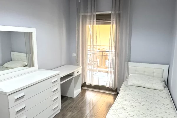 Shtepi me qera Apartament ne Tirane, 3+1, Mobilimi E mobiluar, Pagesa 1,000  Euro.