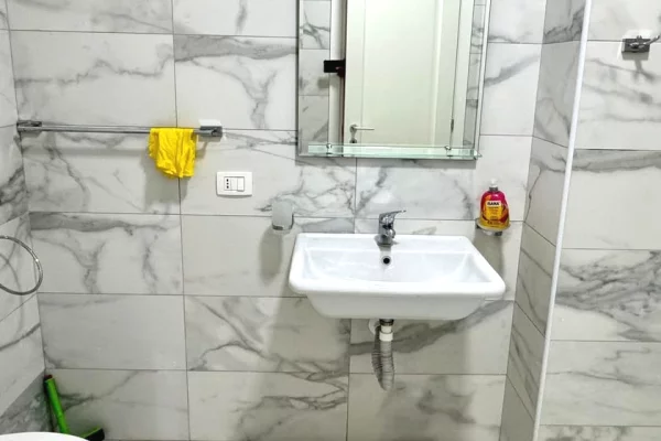 Shtepi me qera Apartament ne Tirane, 3+1, Mobilimi E mobiluar, Pagesa 1,000  Euro.