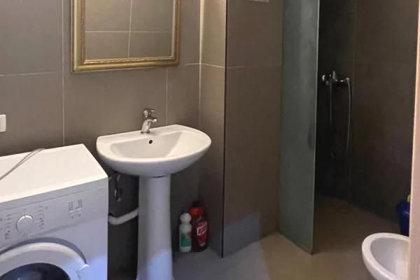 Shtepi me qera Apartament ne Tirane, 1+1, Mobilimi E mobiluar, Pagesa 45,000  Leke.