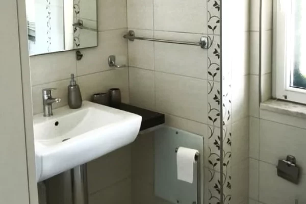 Shtepi me qera Vila Luksoze ne Tirane, 4+1, Mobilimi Pjeserisht e mobiluar, Pagesa 3,000  Euro.