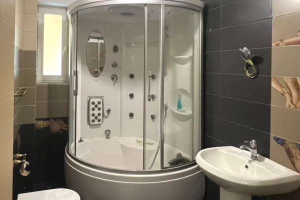 Shtepi ne shitje Apartament ne Tirane, 2+1, Mobilimi E mobiluar, Pagesa 179,000  Euro.