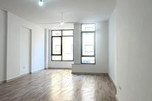 Ambiente Commerciale in Affitto 3+1 a Tirana - 950 Euro