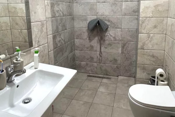 Shtepi me qera Apartament ne Tirane, 2+1, Mobilimi E mobiluar, Pagesa 75,000  Leke.