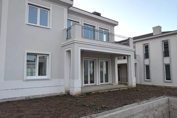 Shtepi ne shitje Vila Luksoze ne Tirane, 4+1, Mobilimi Bosh, pa mobiluar, Pagesa 1,200,000  Euro.