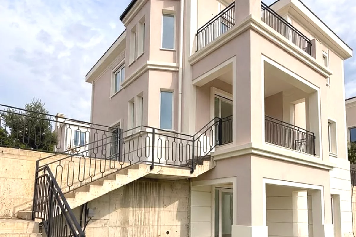 Shtepi ne shitje Vila Luksoze ne Tirane, 5+1, Mobilimi Bosh, pa mobiluar, Pagesa 1,150,000  Euro.