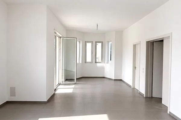 Shtepi ne shitje Vila Luksoze ne Tirane, 5+1, Mobilimi Bosh, pa mobiluar, Pagesa 1,150,000  Euro.