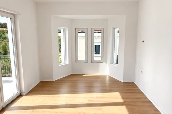 Shtepi ne shitje Vila Luksoze ne Tirane, 5+1, Mobilimi Bosh, pa mobiluar, Pagesa 1,150,000  Euro.